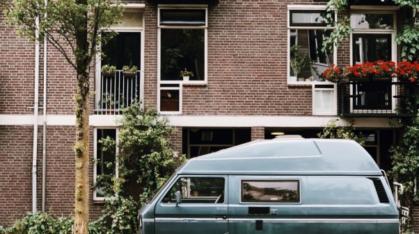 Nederlandse appartementen bij gracht