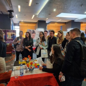 Lisa en Liliana op de beurs in Bucharest